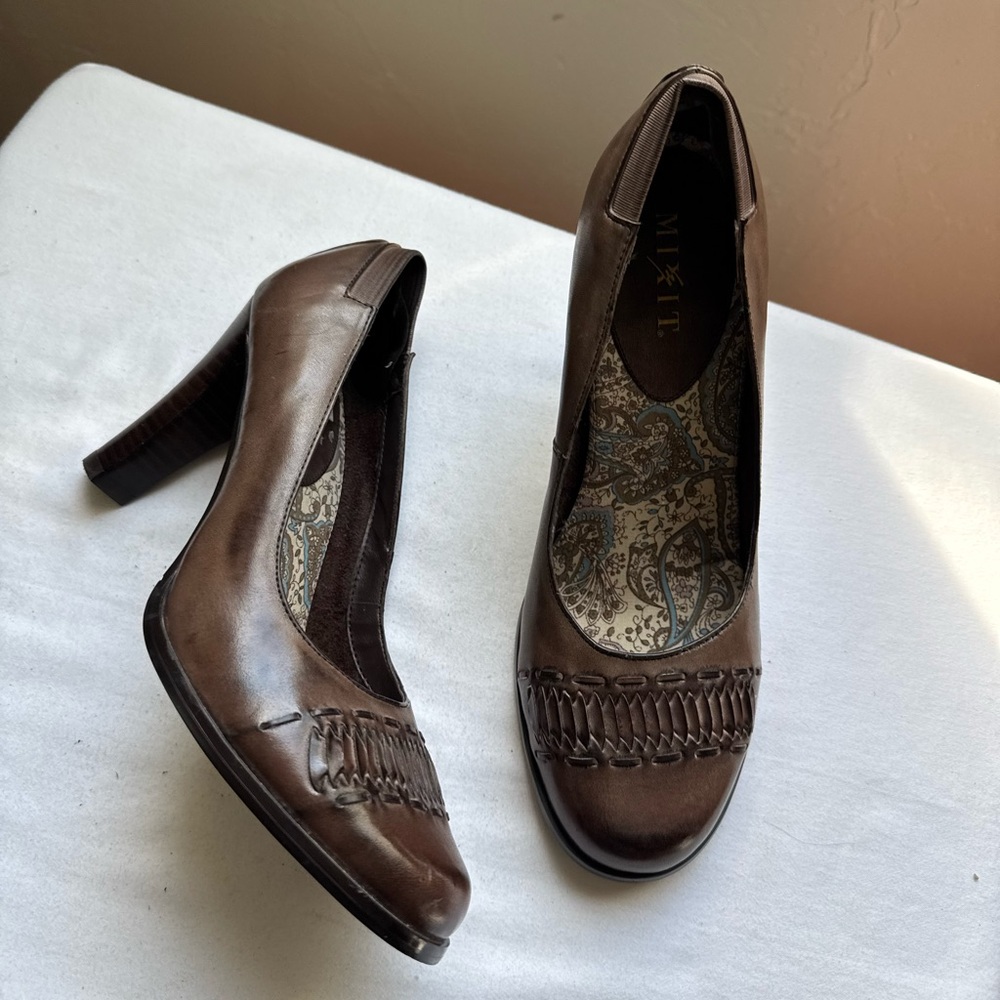 Y2K Mixit Brand Brown Leather Heels featuring a woven detail on the toe Size 7